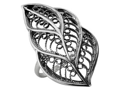 Серебряное кольцо в форме ажурного листа